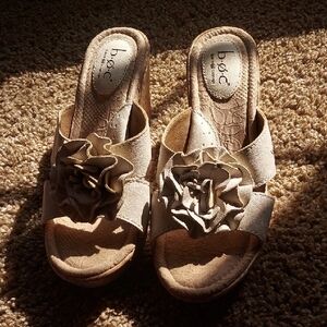 b.o.c. Women's Cream Floral Mules